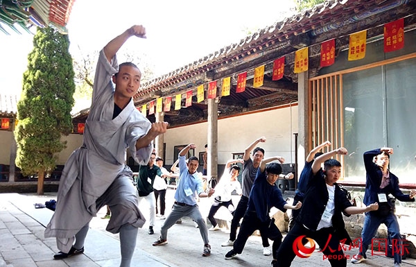日本少林寺拳法青年代表團(tuán)體驗(yàn)體驗(yàn)少林十三拳。人民網(wǎng)記者 張靖攝