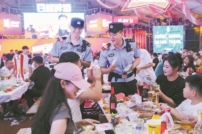 8月10日，黑龍江省哈爾濱市公安局松北分局民警輔警在啤酒大棚開(kāi)展安全宣傳。史繼東攝