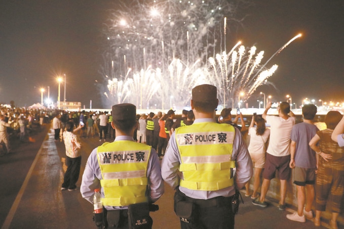 8月10日，黑龍江省哈爾濱市公安局松北分局民警輔警在啤酒大棚開(kāi)展安全宣傳。史繼東攝