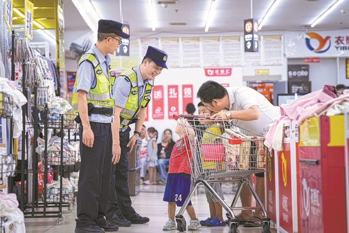 ?8月27日，貴州省凱里市公安局組織開(kāi)展拉網(wǎng)式大排查，民警在超市和群眾交流。周國(guó)輝攝