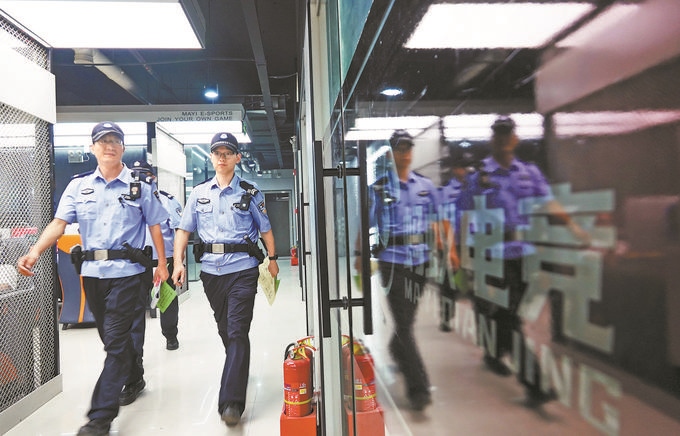 ▲7月6日，山西省新絳縣公安局龍興派出所組織警力對(duì)網(wǎng)吧等場(chǎng)所進(jìn)行集中治安檢查。高新生攝