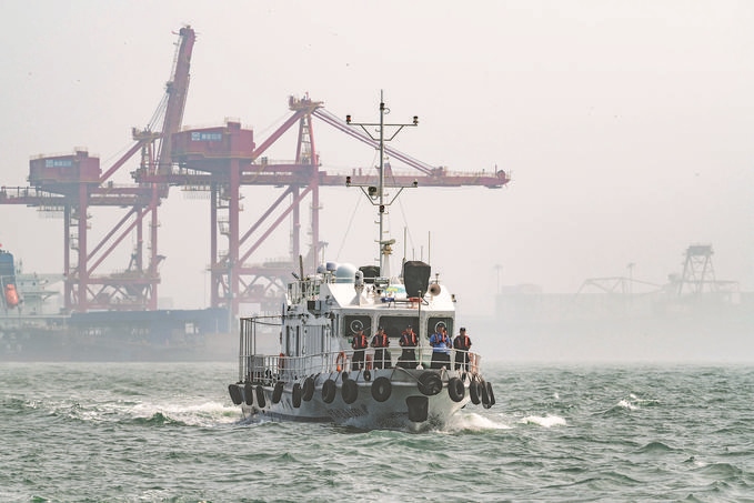 ?7月5日，秦皇島出入境邊防檢查站聯(lián)合秦皇島市公安局水陸巡特警支隊(duì)開(kāi)展海上聯(lián)合巡航。陳凈萱攝
