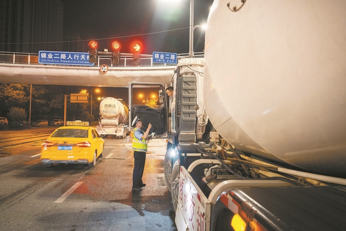 7月25日，陜西省西安市公安局交警支隊(duì)開(kāi)展全市中重型貨車及面包車違法異地互查整治行動(dòng)。孫崇明攝