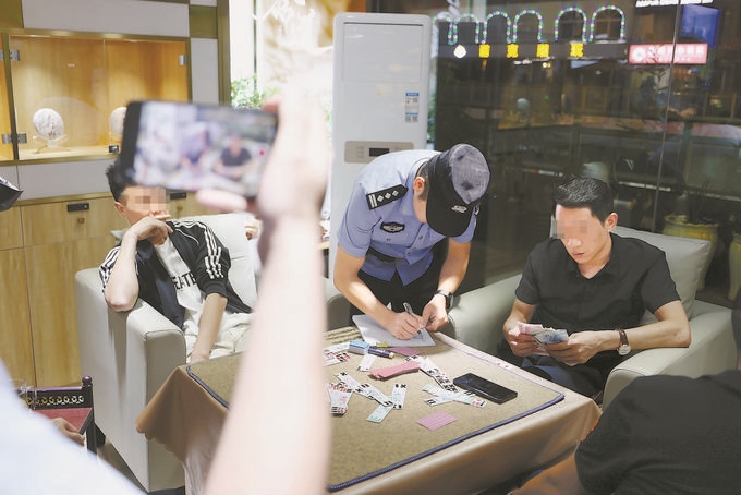 9月7日，云南省昆明市公安機(jī)關(guān)對(duì)棋牌室開(kāi)展檢查。