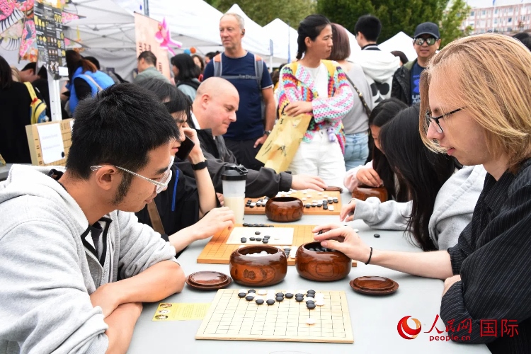 圍棋博弈。人民網(wǎng)記者 殷淼攝