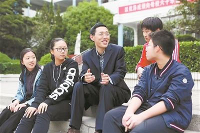 淮北市首批高層次人才儲備金獲得者、淮北市第一中學(xué)教師陳超（左三）在與學(xué)生交談?；幢笔形瞬殴ぷ骶止﹫D