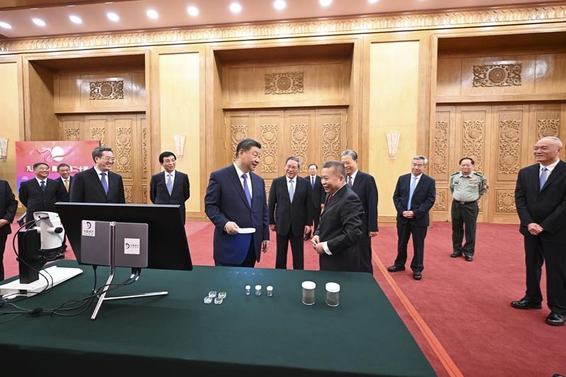 △2024年9月23日，習(xí)近平總書記等參觀月球樣品和探月工程成果展覽。