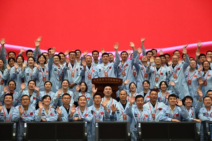 △2024年6月25日，嫦娥六號(hào)任務(wù)圓滿成功后，工作人員在北京航天飛行控制中心合影。
