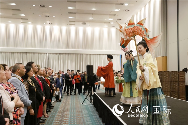 2、留學生表演了漢服展示《絲路霓裳》。邢雪攝