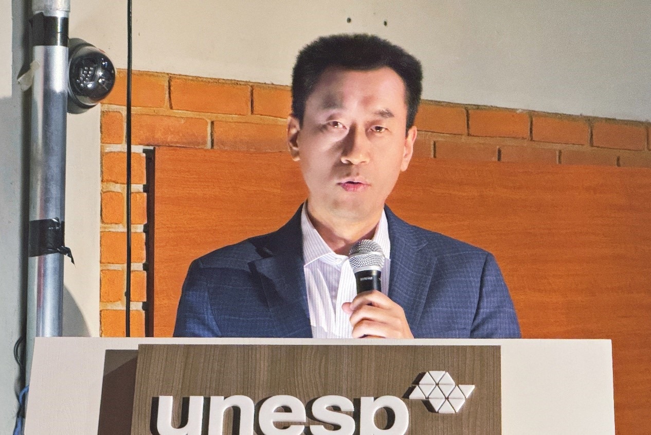 中國駐圣保羅總領事館副總領事田玉震在活動中致辭。圣保羅州立大學孔子學院供圖