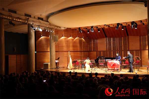 中國歌劇舞劇院的音樂家表演京劇曲牌《夜深沉》。人民網(wǎng)記者 禹麗敏攝