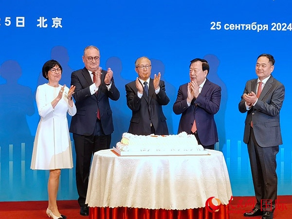 中共中央政治局委員、全國人大常委會副委員長李鴻忠（中），夏寶龍主席（右二），楊萬明會長（右一）和莫爾古洛夫大使（左二）、大使夫人莫爾古洛娃（左一）在招待會上共切蛋糕。人民網(wǎng)記者 李明琪攝
