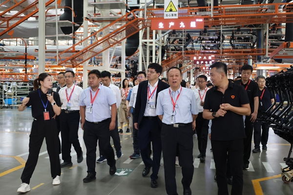 中央和國家機(jī)關(guān)定點(diǎn)幫扶工作推進(jìn)會(huì)嘉賓調(diào)研當(dāng)?shù)仄髽I(yè)。受訪者供圖