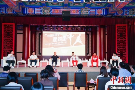 吳愉、王德新、沈?qū)W軍、江海東、朱曉蕾與在座同學(xué)們分享個人的體育故事與成長感悟。上海市港澳辦供圖