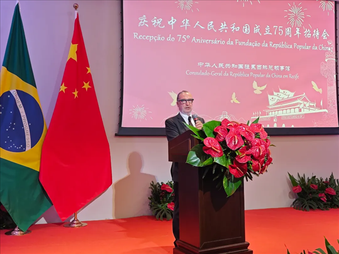 巴西外交部駐東北部地區(qū)辦公室主任德寶拉大使在招待會(huì)上致辭。 中國(guó)駐累西腓總領(lǐng)館供圖