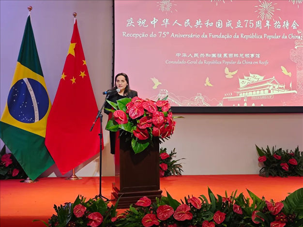 伯南布哥州州長(zhǎng)代表、科技廳長(zhǎng)維達(dá)爾在招待會(huì)上致辭。 中國(guó)駐累西腓總領(lǐng)館供圖