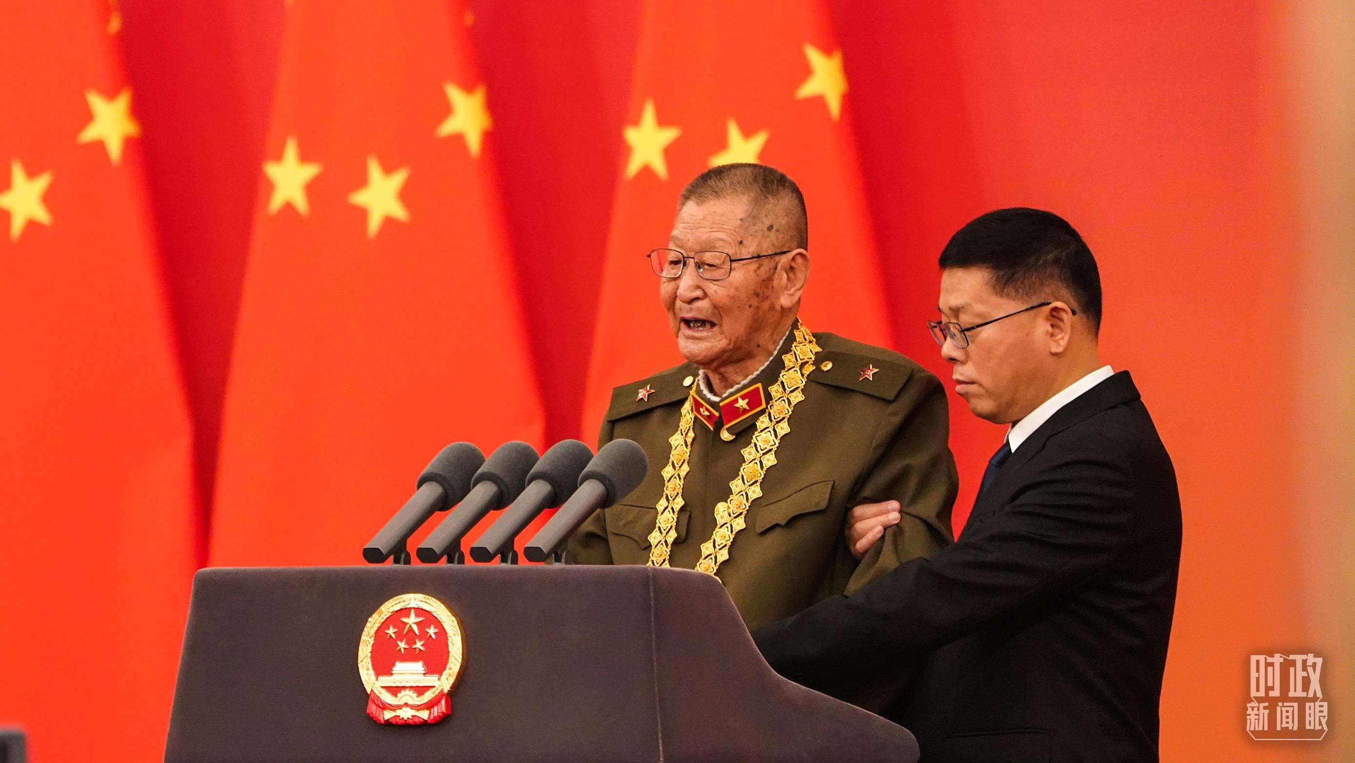 “共和國勛章”獲得者黃宗德在頒授儀式上發(fā)言。（總臺記者李晉拍攝）