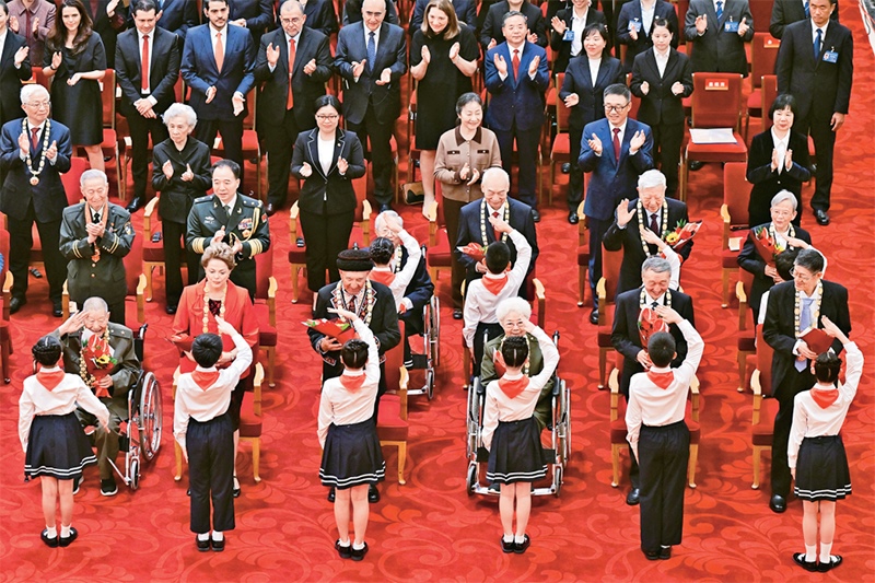 2024年9月29日，中華人民共和國國家勛章和國家榮譽稱號頒授儀式在北京人民大會堂隆重舉行。圖為少先隊員向國家勛章和國家榮譽稱號獲得者敬禮致意。 新華社記者 岳月偉/攝