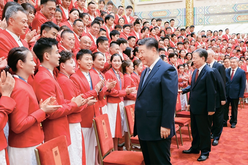 2024年8月20日，黨和國家領(lǐng)導(dǎo)人習(xí)近平、趙樂際、王滬寧、蔡奇、李希、韓正等在人民大會堂接見第33屆夏季奧林匹克運動會中國體育代表團全體成員。 新華社記者 鞠鵬/攝