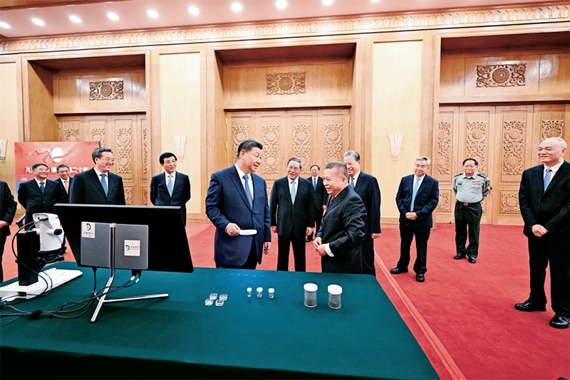 2024年9月23日，黨和國家領(lǐng)導(dǎo)人習(xí)近平、李強、趙樂際、王滬寧、蔡奇、丁薛祥、李希等在人民大會堂接見探月工程嫦娥六號任務(wù)參研參試人員代表并參觀月球樣品和探月工程成果展覽。這是習(xí)近平等參觀月球樣品和探月工程成果展覽。 新華社記者 謝環(huán)馳/攝