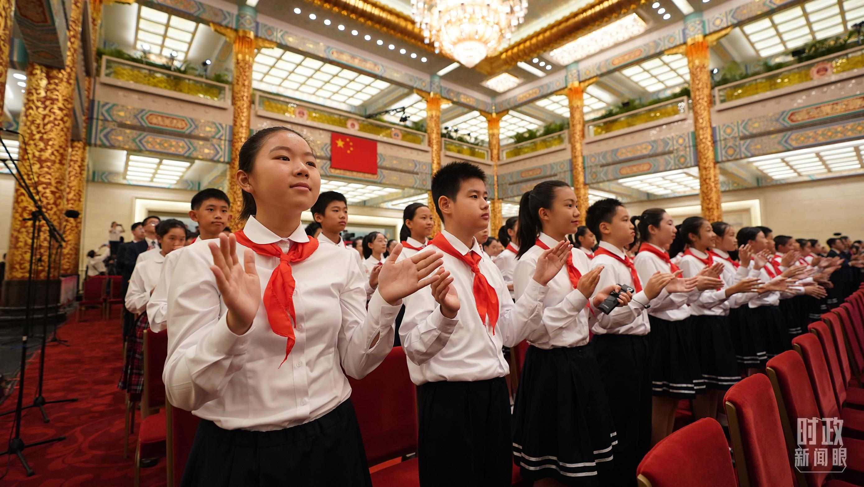 頒授儀式現(xiàn)場的少先隊員。（總臺記者李晉拍攝）