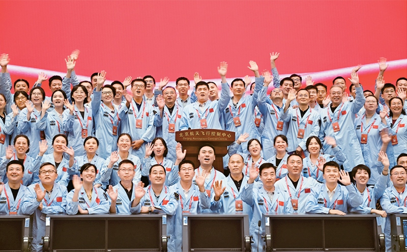 嫦娥六號完成了人類歷史上首次月球背面采樣，突破了多項關(guān)鍵技術(shù)，是我國建設(shè)航天強國、科技強國取得的又一標志性成果，是我國探月工程的重要里程碑。圖為2024年6月25日，嫦娥六號任務(wù)圓滿成功后，工作人員在北京航天飛行控制中心合影。 新華社記者 金良快/攝