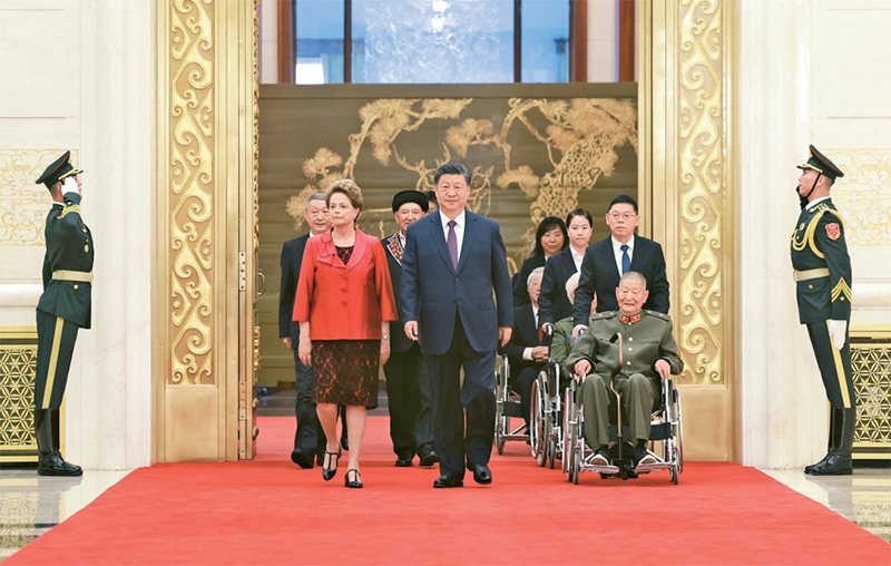 2024年9月29日，中華人民共和國國家勛章和國家榮譽稱號頒授儀式在北京人民大會堂金色大廳隆重舉行。中共中央總書記、國家主席、中央軍委主席習(xí)近平同國家勛章和國家榮譽稱號獲得者一同步入會場。 新華社記者 王曄/攝