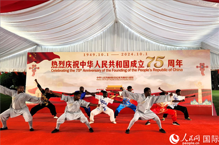 肯尼亞青年表演中國武術(shù)。人民網(wǎng)記者 黃煒鑫攝