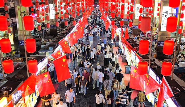 國慶臨近，河南省洛陽市老城歷史文化街區(qū)裝扮一新，國旗招展，處處洋溢著濃厚的國慶節(jié)日氛圍。來源：人民圖片網(wǎng)