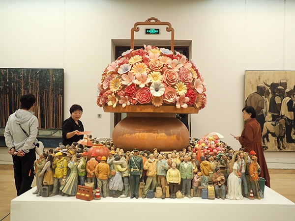 2024年9月28日，觀眾在中國美術(shù)館參觀“慶祝中華人民共和國成立75周年——第十四屆全國美術(shù)作品展覽進(jìn)京作品展”。杜建坡攝。來源：人民圖片網(wǎng)
