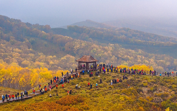 2024年9月27日，內(nèi)蒙古自治區(qū)赤峰市克什克騰旗烏蘭布統(tǒng)景區(qū)層林盡染，游人如織，風(fēng)光如畫。來源：人民圖片網(wǎng)