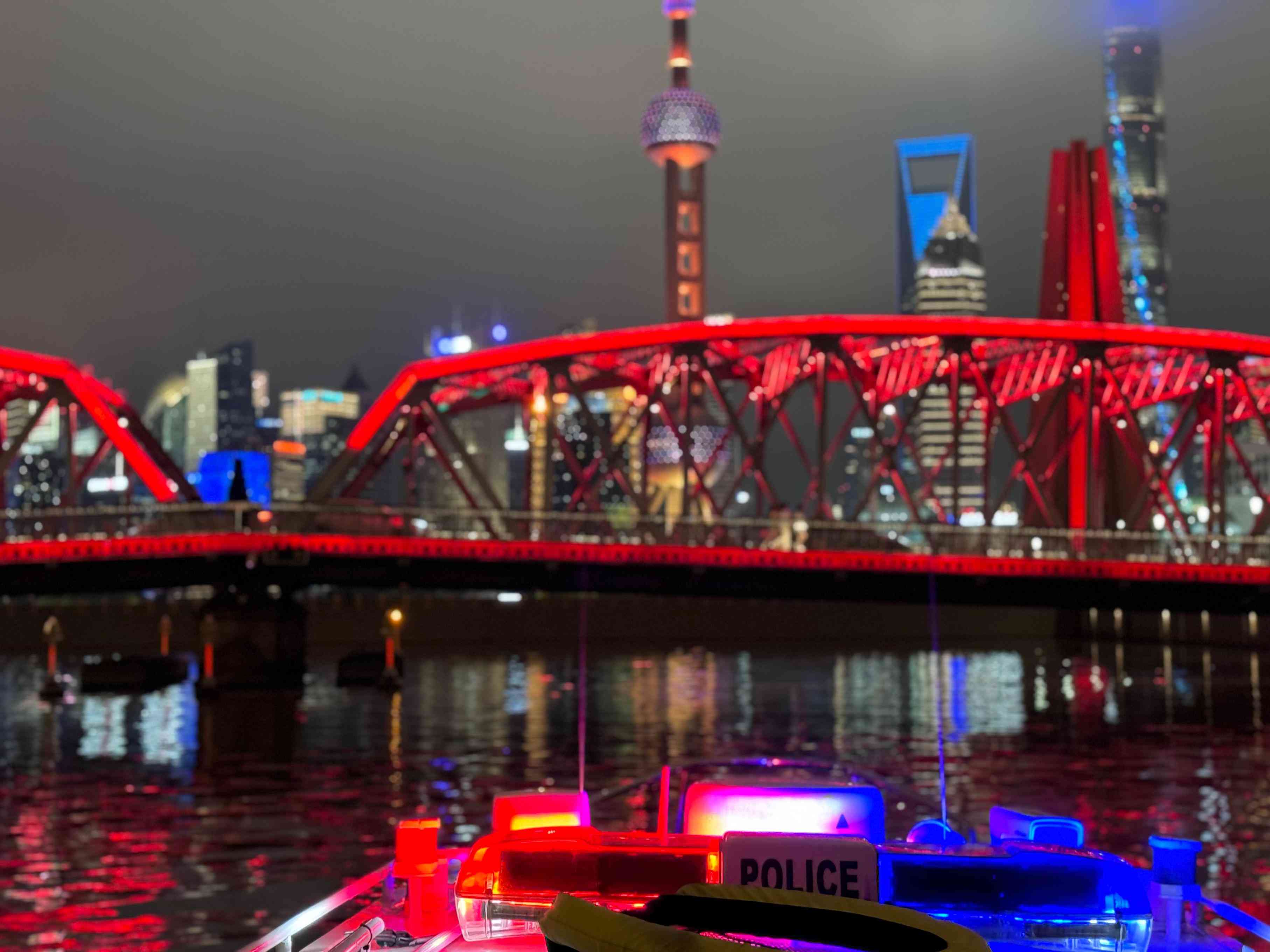 公安艇夜間巡邏。人民網(wǎng)記者 郝萍攝
