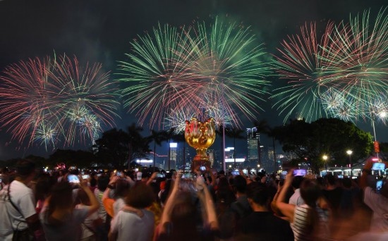 10月1日晚，香港國(guó)慶煙花匯演在維多利亞港舉行，慶祝中華人民共和國(guó)成立75周年。新華社記者 陳鐸 攝