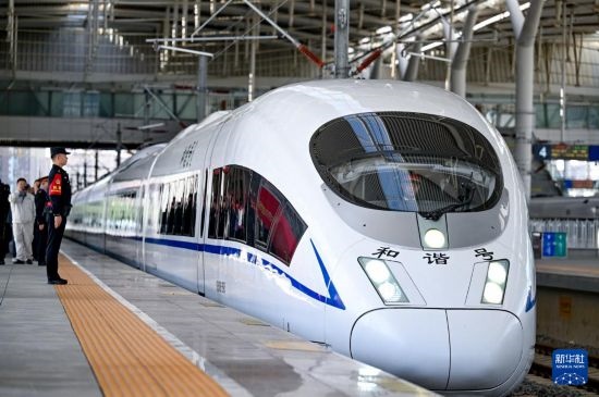 10月1日，由銀川開往惠農(nóng)的C8218次列車從銀川站駛出。