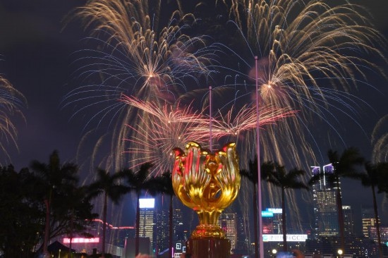 10月1日晚，香港國(guó)慶煙花匯演在維多利亞港舉行，慶祝中華人民共和國(guó)成立75周年。新華社記者 陳鐸 攝