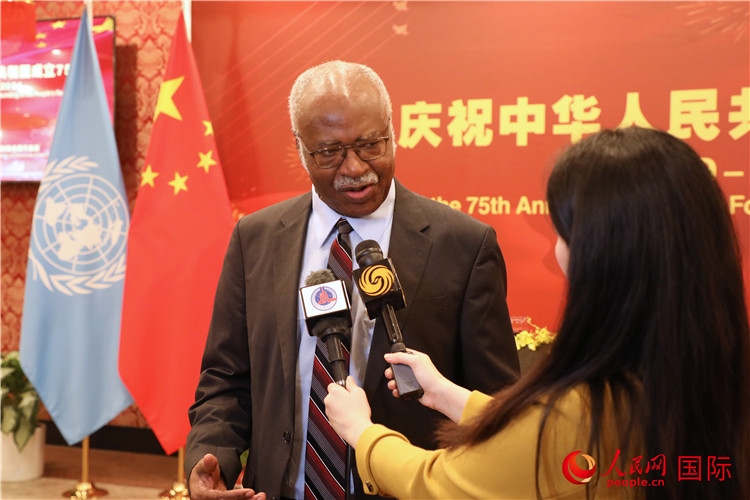 聯(lián)大主席菲勒蒙在招待會(huì)現(xiàn)場(chǎng)接受媒體采訪，他向中國(guó)政府和人民致以節(jié)日祝賀，表示中國(guó)的發(fā)展成就令人驚嘆。人民網(wǎng)記者 李志偉攝