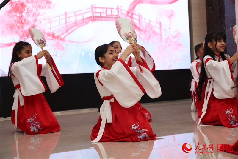富查伊拉當(dāng)?shù)貙W(xué)校學(xué)生表演節(jié)目。人民網(wǎng)記者任皓宇攝