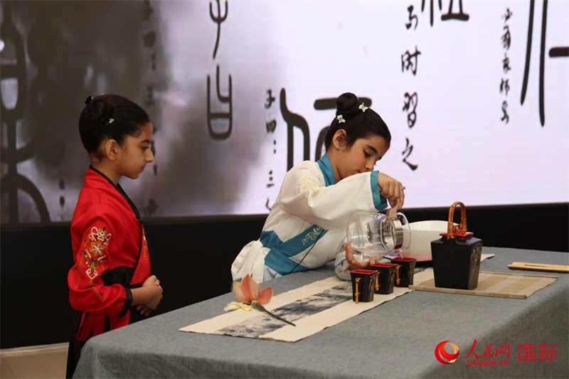 富查伊拉當(dāng)?shù)貙W(xué)校學(xué)生表演茶藝。人民網(wǎng)記者任皓宇攝