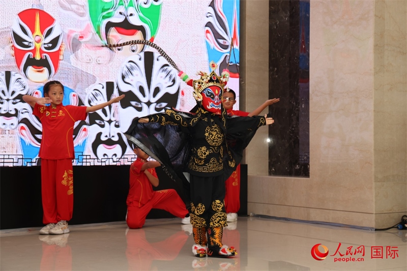 迪拜中國學(xué)校學(xué)生表演變臉。人民網(wǎng)記者任皓宇攝