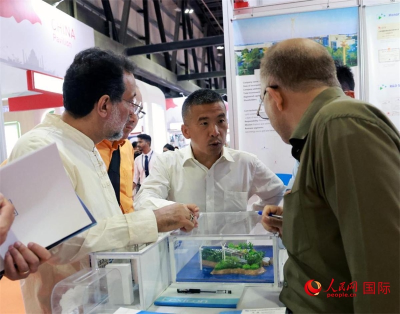 中企推出的綠色能源海水淡化系統(tǒng)吸引了參展商關(guān)注。人民網(wǎng)記者管克江攝