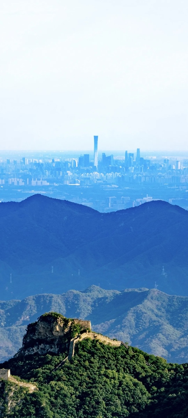 從長城上遠眺，北京中央商務(wù)區(qū)清晰可見。（攝影：魯夢晗 王佰龍）