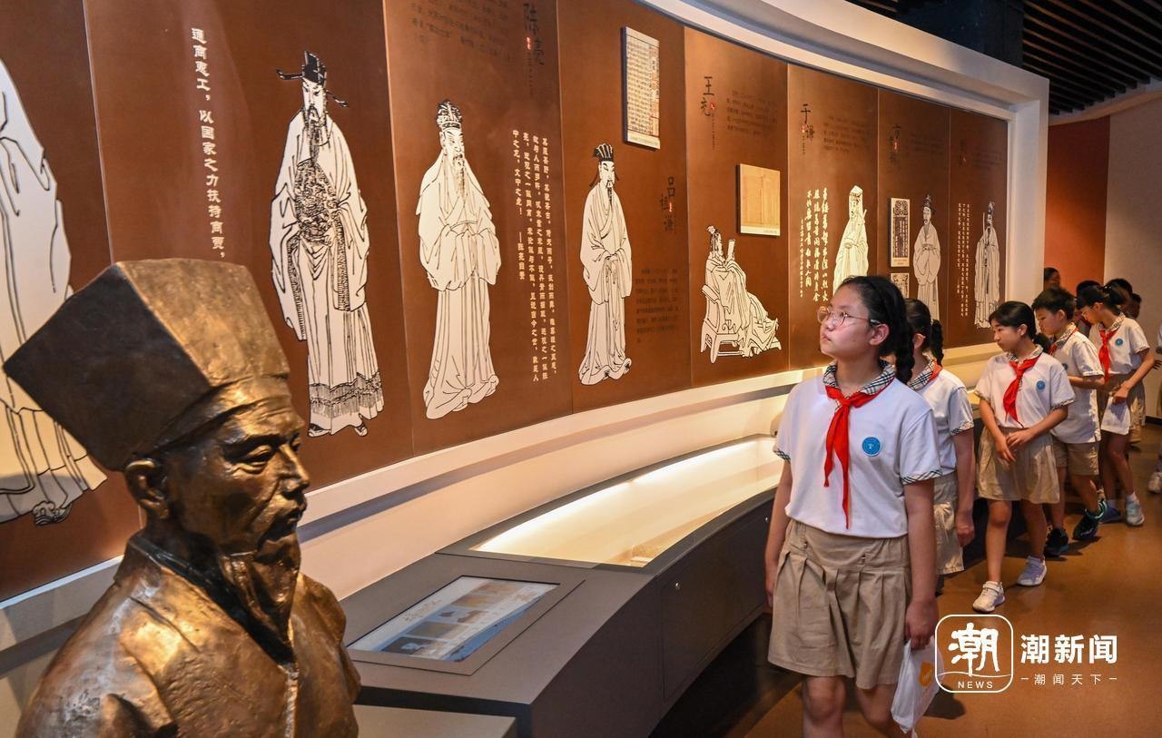來(lái)自杭州市政苑小學(xué)的學(xué)生走進(jìn)浙江省檔案館“大寫(xiě)浙江人”展廳，近距離“觸摸”歷史、走進(jìn)榜樣、聆聽(tīng)故事，激發(fā)愛(ài)黨愛(ài)國(guó)愛(ài)家熱情。記者 董旭明 攝