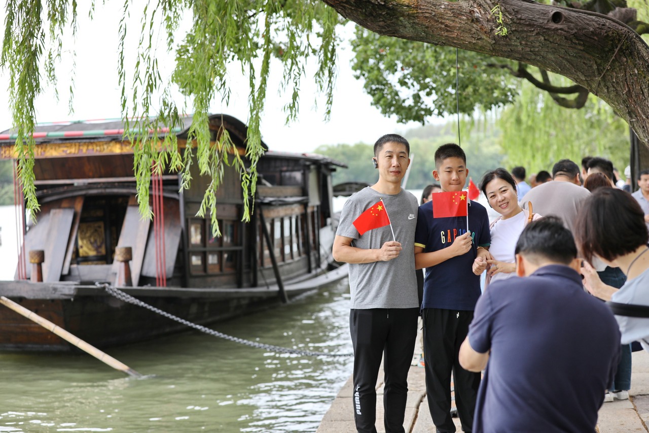 10月1日，市民在浙江省嘉興市南湖景區(qū)參加游園活動(dòng)。新華社發(fā) 金鵬 攝