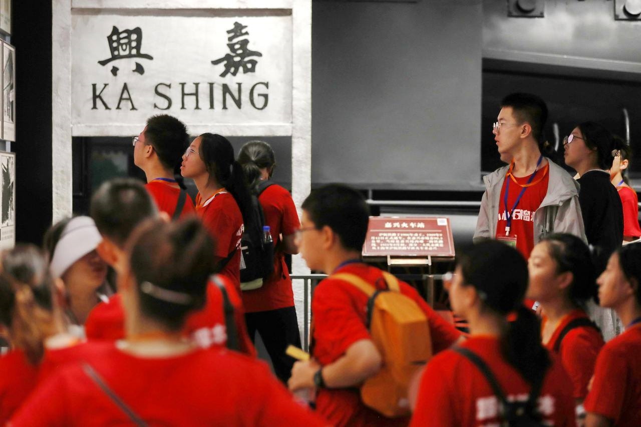 青少年參觀嘉興市南湖革命紀(jì)念館。拍友 金鵬 攝