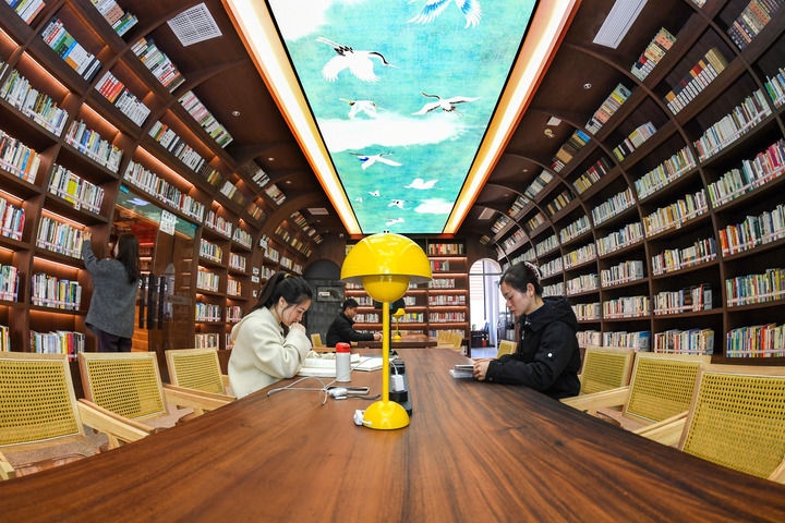 2024年1月4日，讀者在江西省宜春市袁州區(qū)珠泉街道獅子山公園城市書房?jī)?nèi)閱讀、學(xué)習(xí)。新華社發(fā)（周亮 攝）
