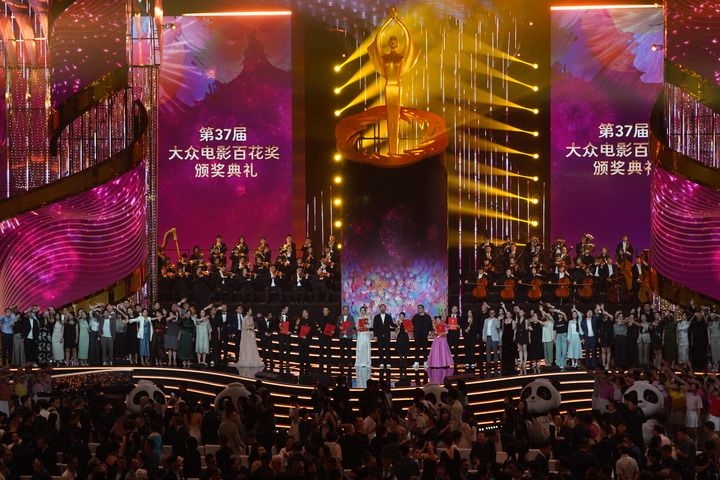 2024年8月4日，在四川成都，第37屆大眾電影百花獎(jiǎng)獲獎(jiǎng)?wù)吆痛蟊娫u(píng)審在舞臺(tái)上合影。新華社記者 唐文豪 攝