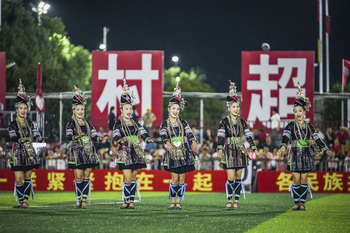 2024年9月28日，榕江縣侗族大歌隊(duì)的演員們?cè)凇按宄弊闱驁?chǎng)上表演。當(dāng)日，“發(fā)現(xiàn)中國(guó)之美·相約貴州村超”國(guó)際友誼賽在貴州省黔東南苗族侗族自治州榕江縣的“村超”足球場(chǎng)舉行。新華社記者 陶亮 攝