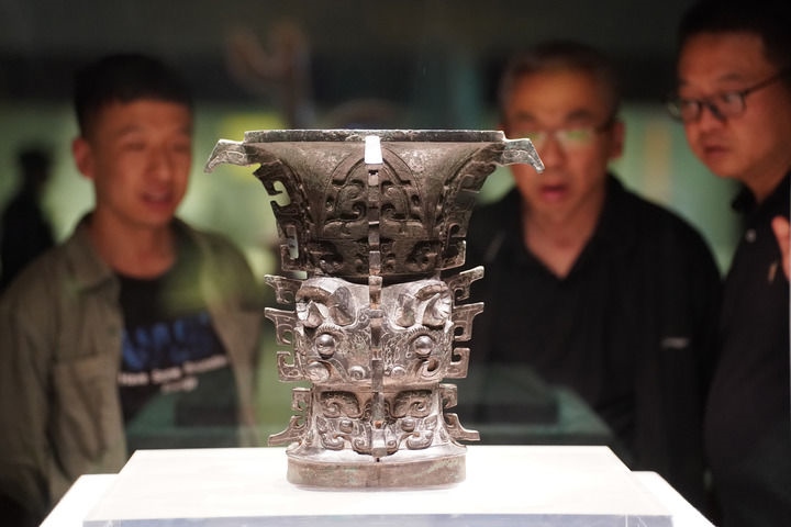 2024年5月9日，游客在陜西寶雞青銅器博物院內(nèi)參觀西周文物何尊。新華社記者 邵瑞 攝