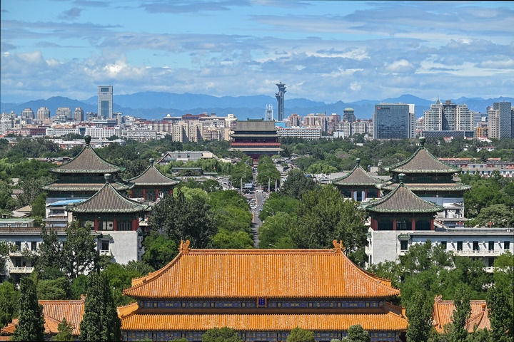 從景山上沿著北京中軸線向北眺望鼓樓（2024年8月12日攝）。新華社記者 李鑫 攝
