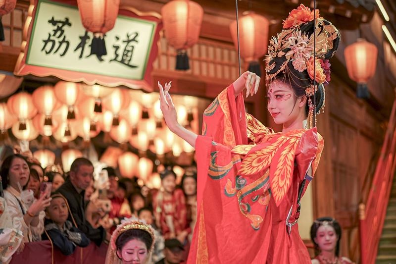△2024年10月2日，陜西省西安市長(zhǎng)安十二時(shí)辰主題街區(qū)的“唐潮”系列沉浸式表演。
